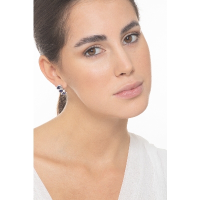 Orecchini in oro bianco 18k con 3 zaffiri blu ovali e diamanti.