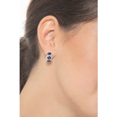 Orecchini in oro bianco 18k con 3 zaffiri blu ovali e diamanti.
