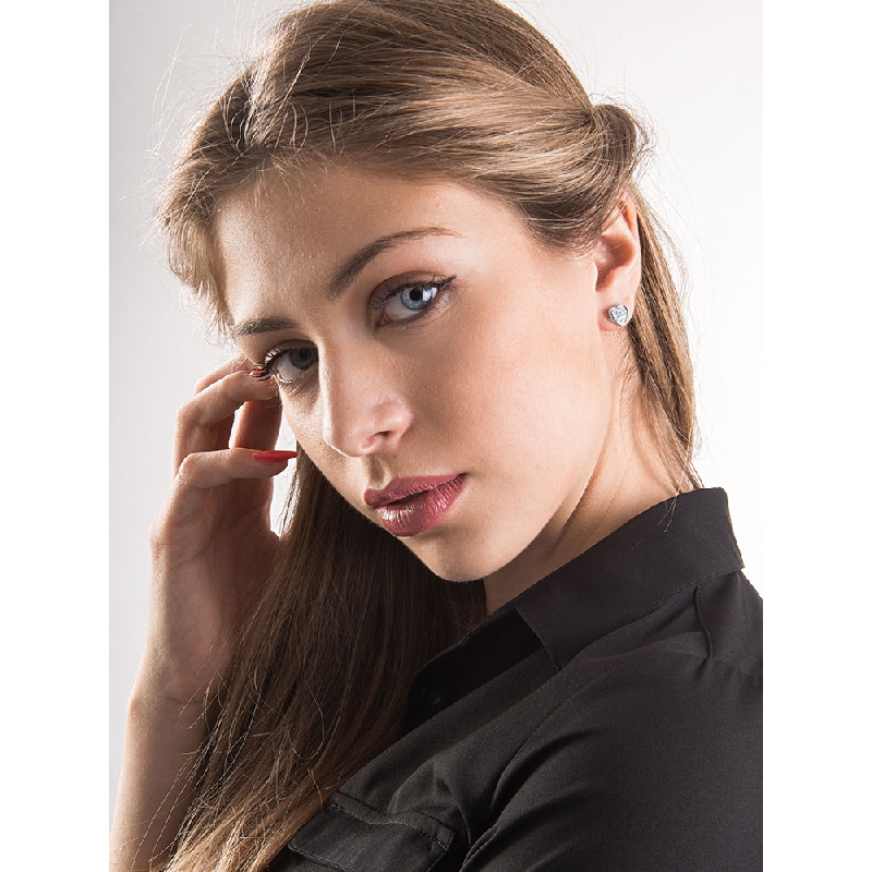 Orecchini in oro bianco 18k a cuore e diamanti