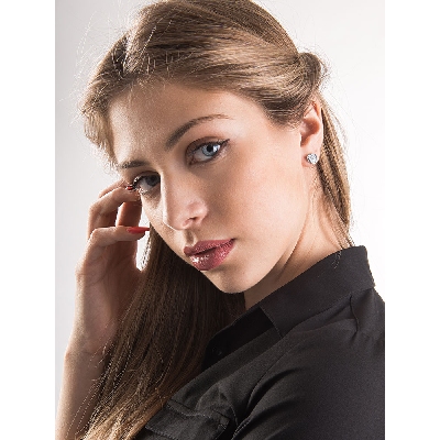 Orecchini in oro bianco 18k a cuore e diamanti