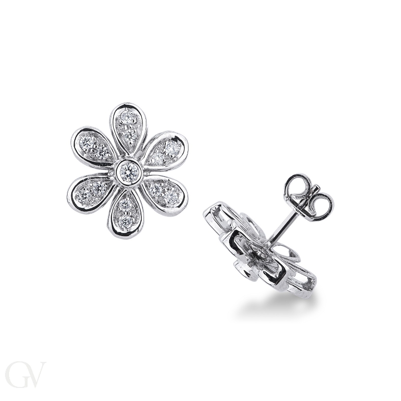 Flower stud earrings in 18k white gold with diamonds