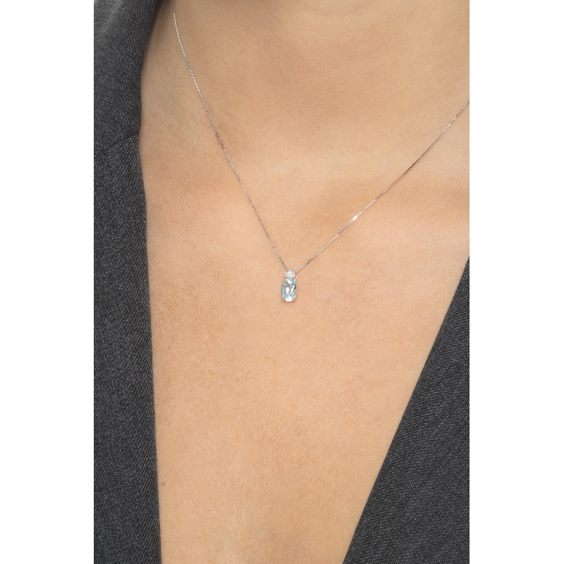Solitaire aquamarine pendant with diamond