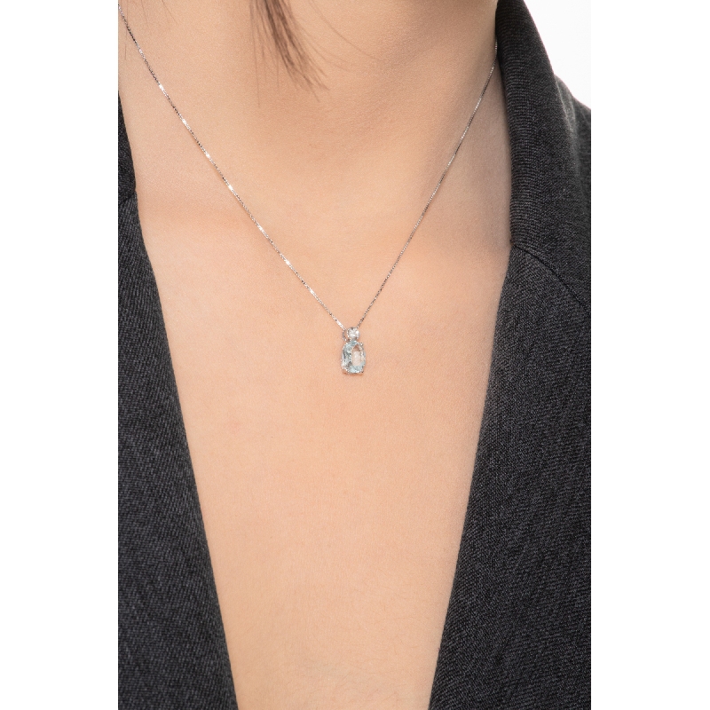 Collana in oro bianco 18k con pendente in acquamarina e diamante