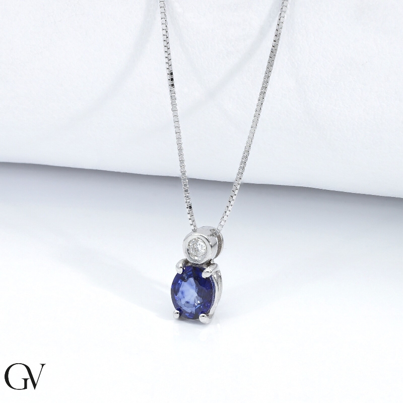 Solitaire blue sapphire and diamonds pendant 