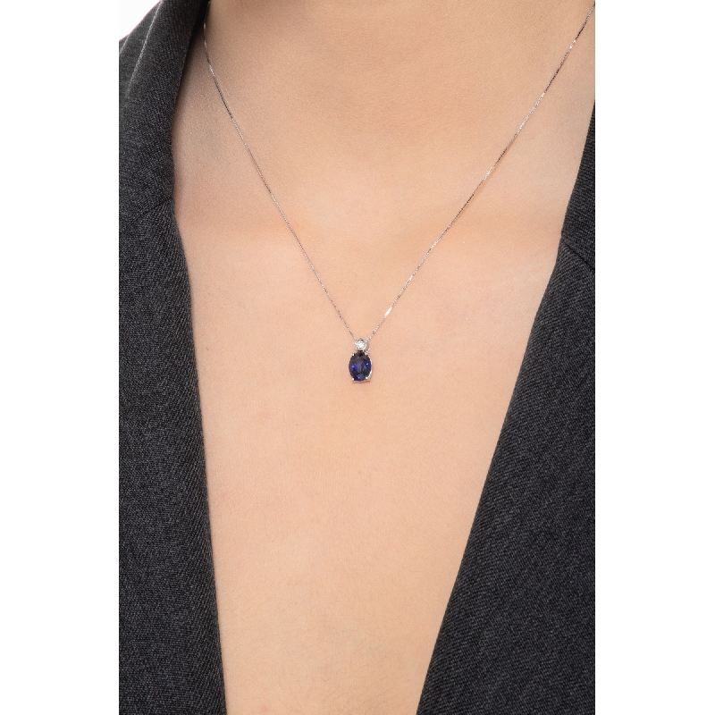 Blue sapphire pendant with round cut diamond