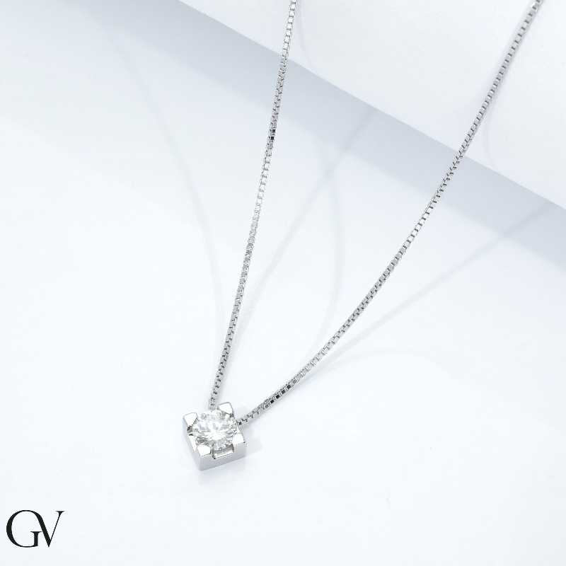 Collana punto luce a rombo in oro bianco 18k con diamante di 0.70 ct