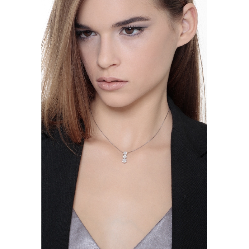 Necklace in 18k white gold with 3 flowers of diamonds illusion pendant