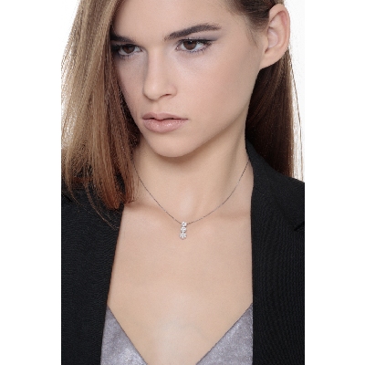 Necklace in 18k white gold with 3 flowers of diamonds illusion pendant