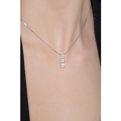 Necklace in 18k white gold with 3 flowers of diamonds illusion pendant