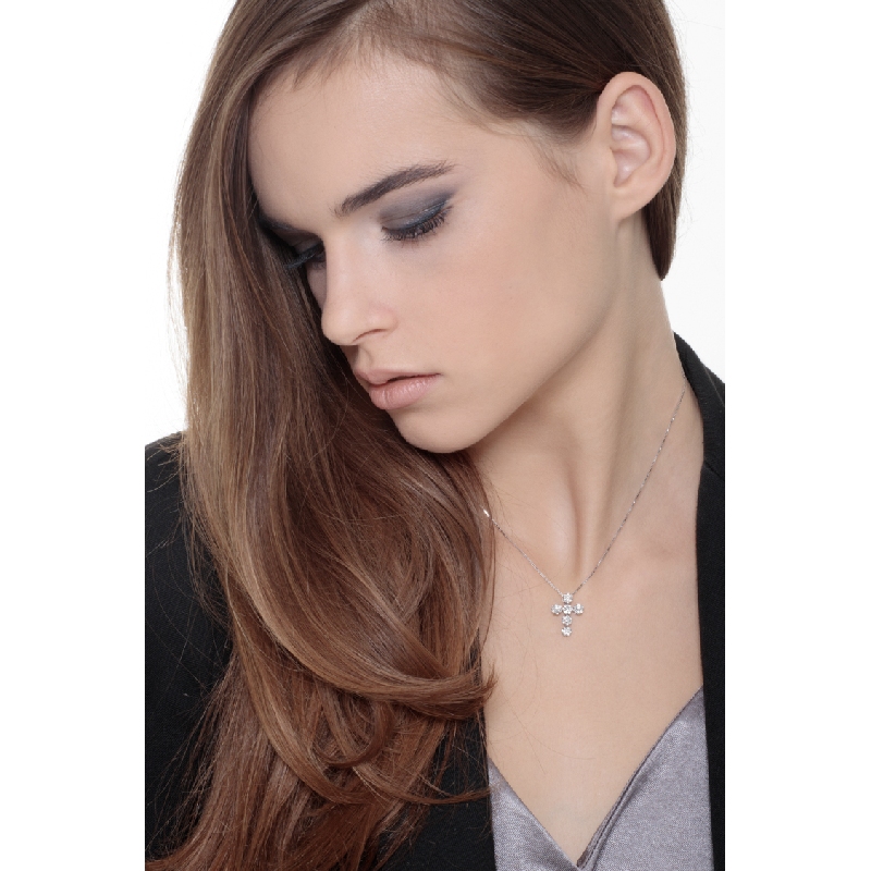 Collana con croce in oro bianco 18k e diamanti