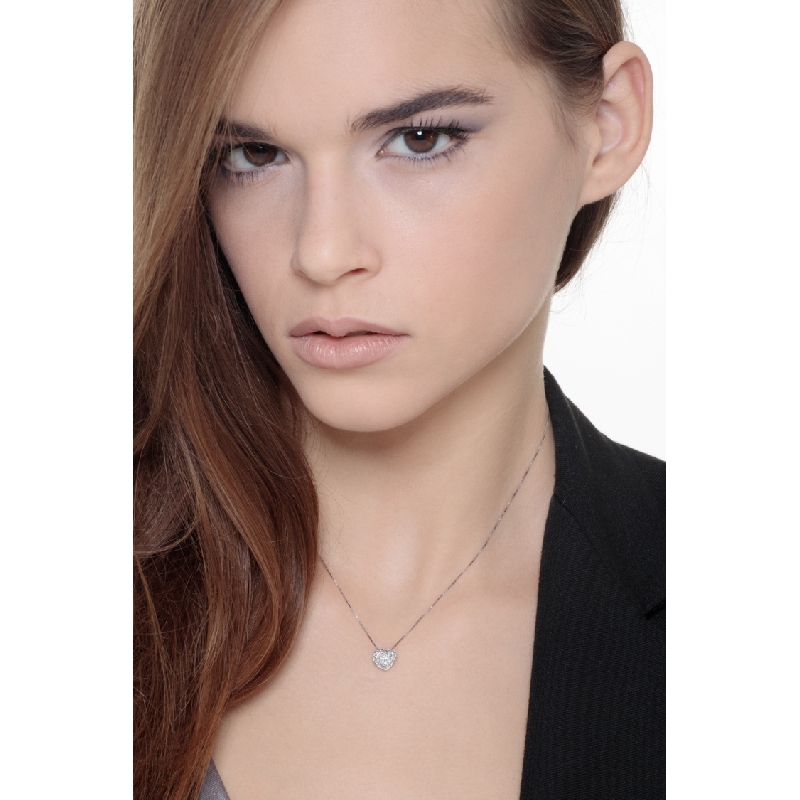 Collana in oro bianco 18k con pendente a cuore e diamanti