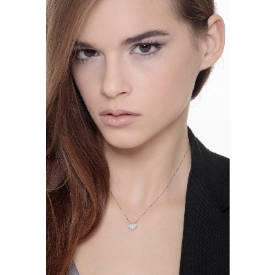 Collana in oro bianco 18k con pendente a cuore e diamanti