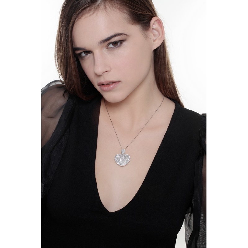 Collana in oro bianco 18k con pendente a cuore in grande pavè di diamanti