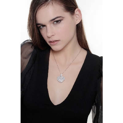 Collana in oro bianco 18k con pendente a cuore in grande pavè di diamanti