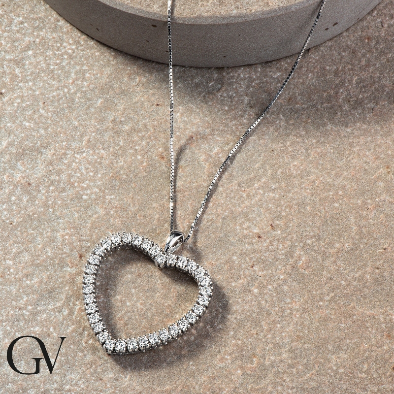Collana con pendente a cuore in oro bianco 18k con diamanti