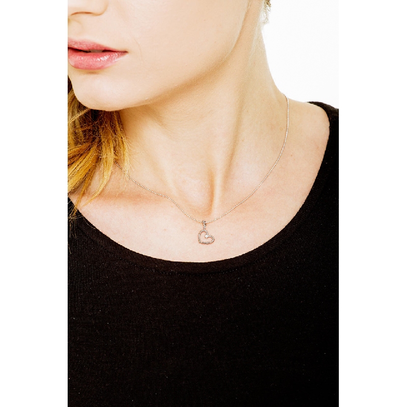 Collana in oro bianco 18k con pendente cuore e diamante.
