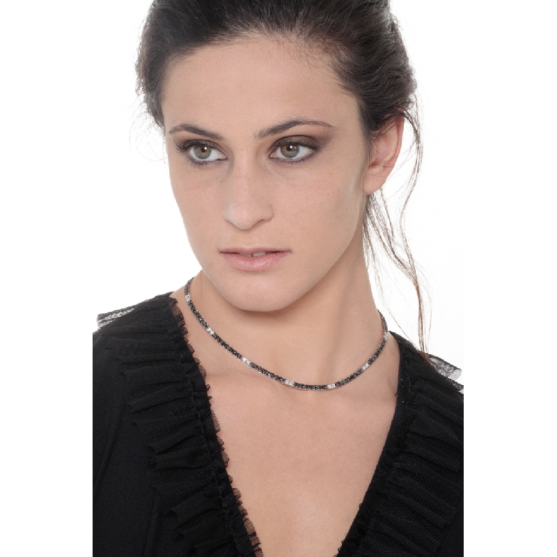 Collana tennis in oro bianco 18k con diamanti bianchi, neri e punte brunite