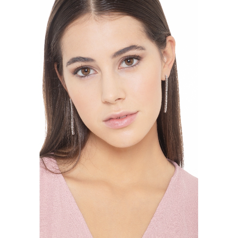 Drop tennis earrings in 18k white gold with round cut diamonds