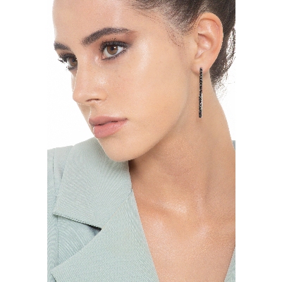 Orecchini tennis lineari in oro bianco 18k con diamanti neri, 5 cm