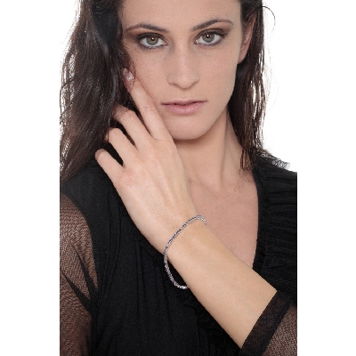 Wire style tennis bracelet with blue sapphires and diamonds