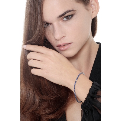 Wire style tennis bracelet with alternated sapphires and round cut diamonds