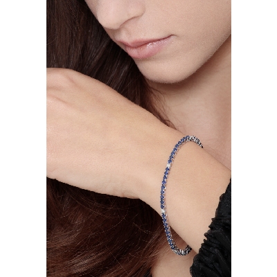Wire style tennis bracelet with alternated sapphires and round cut diamonds
