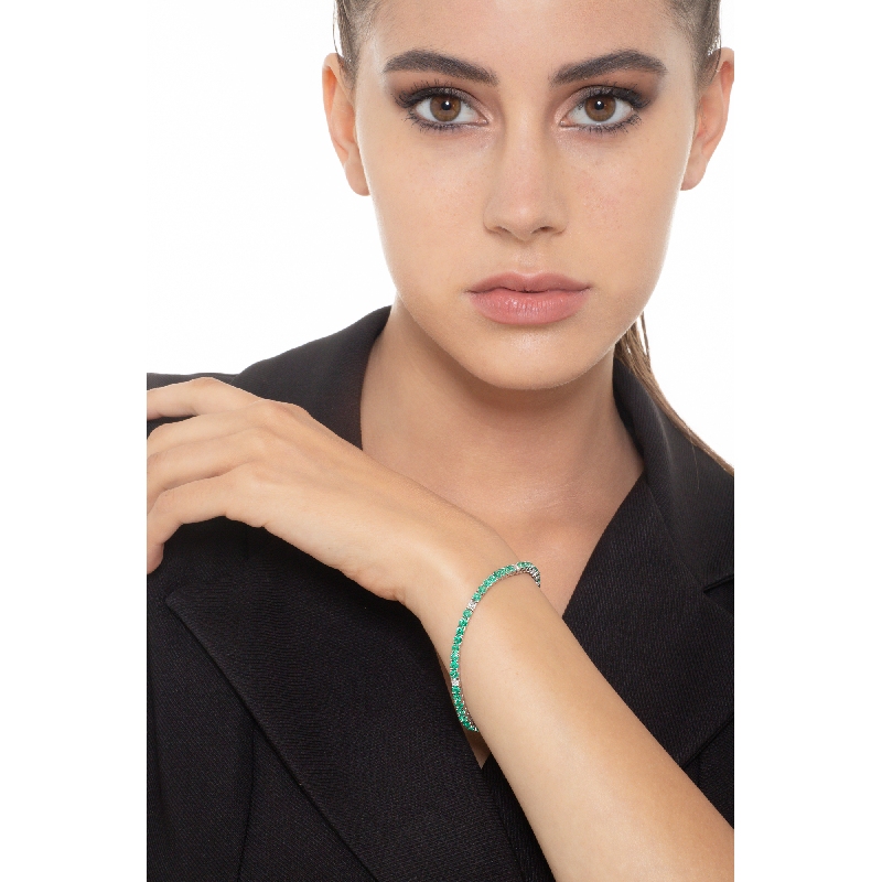 18k white gold tennis bracelet with emeralds and round cut diamonds
