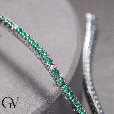 Wire links tennis bracelet with emeralds and diamonds