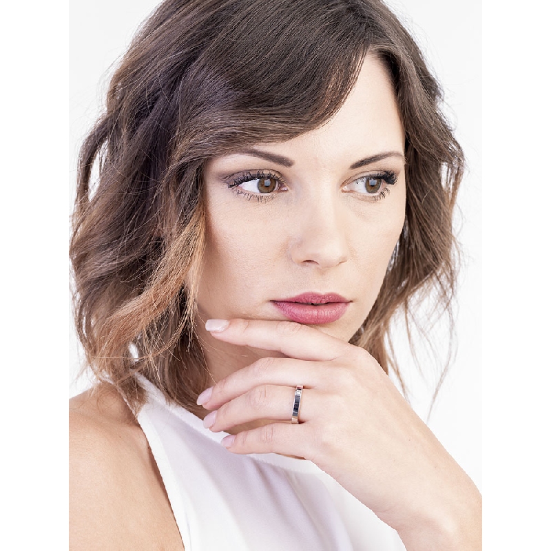 Comfortable wedding ring in 18k white gold with round cut diamond