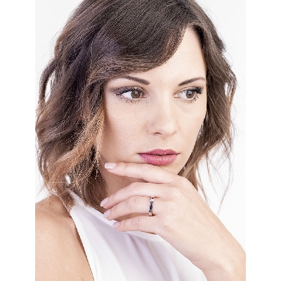 Comfortable wedding ring in 18k white gold with round cut diamond