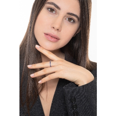 Eternity a griffe in Oro Bianco 18k con zaffiri blu