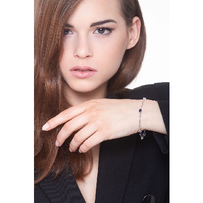 18k white gold alternate bracelet with diamonds and 4 blue sapphires 