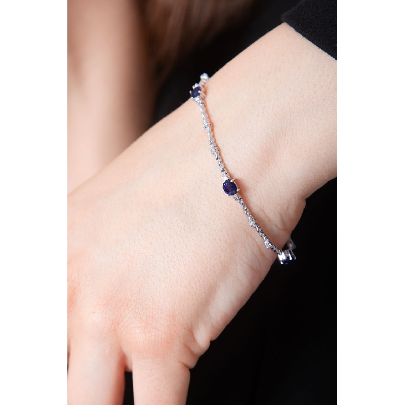 18k white gold alternate bracelet with diamonds and 4 blue sapphires 