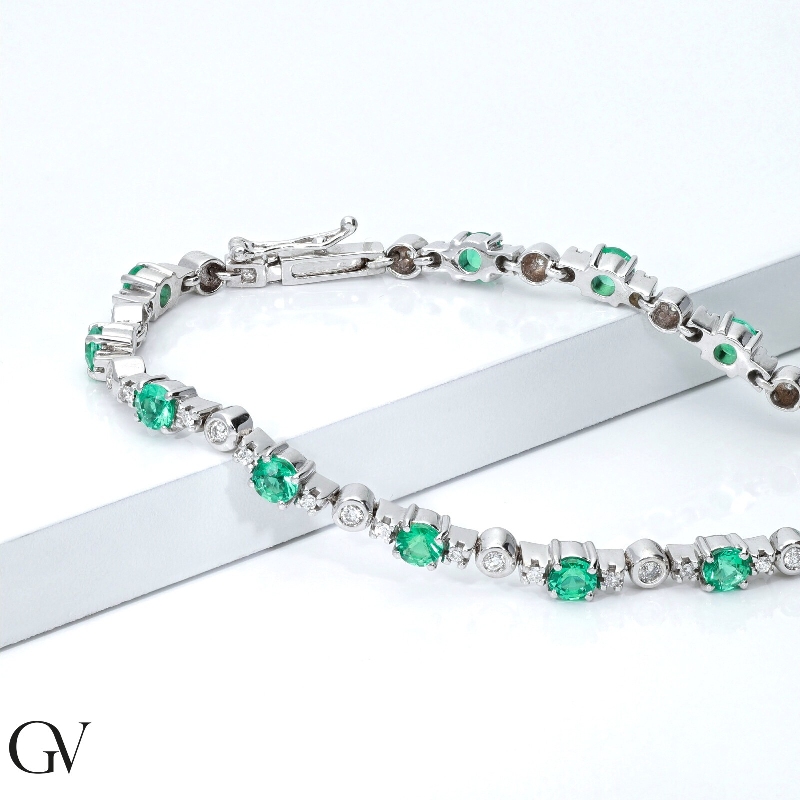 Alternate bracelet with emeralds and round cut diamonds