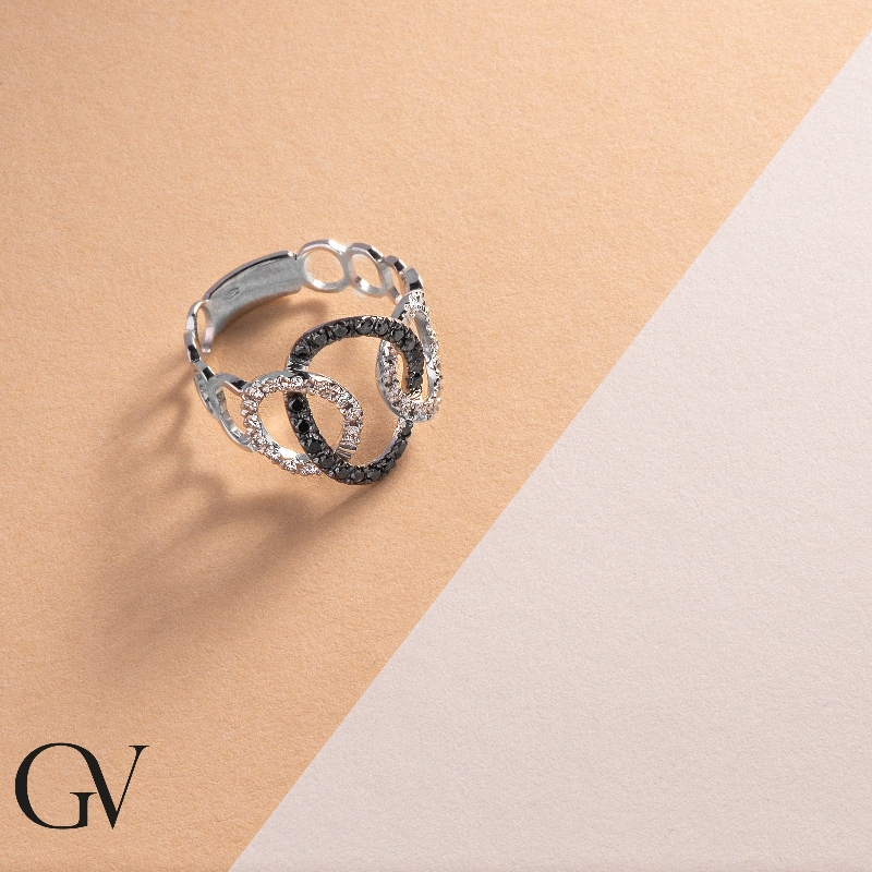 Oval mesh groumette ring in white gold 18k with black and white diamonds 