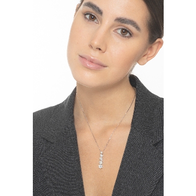 Collana in oro bianco 18k con pendente a 5 fiori a scalare con diamanti