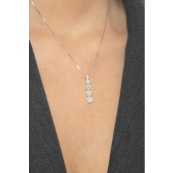 Collana in oro bianco 18k con pendente a 5 fiori a scalare con diamanti 2