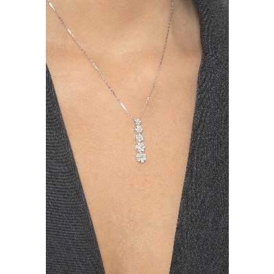 Collana in oro bianco 18k con pendente a 5 fiori a scalare con diamanti