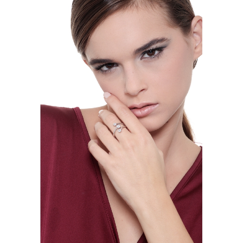 18k white gold illusion type ring with diamonds 