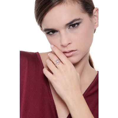 18k white gold illusion type ring with diamonds 