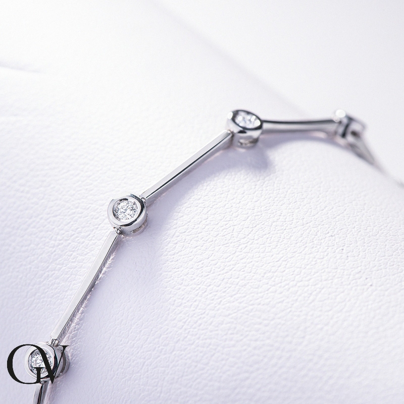 Classical segment bracelet with round cut diamonds