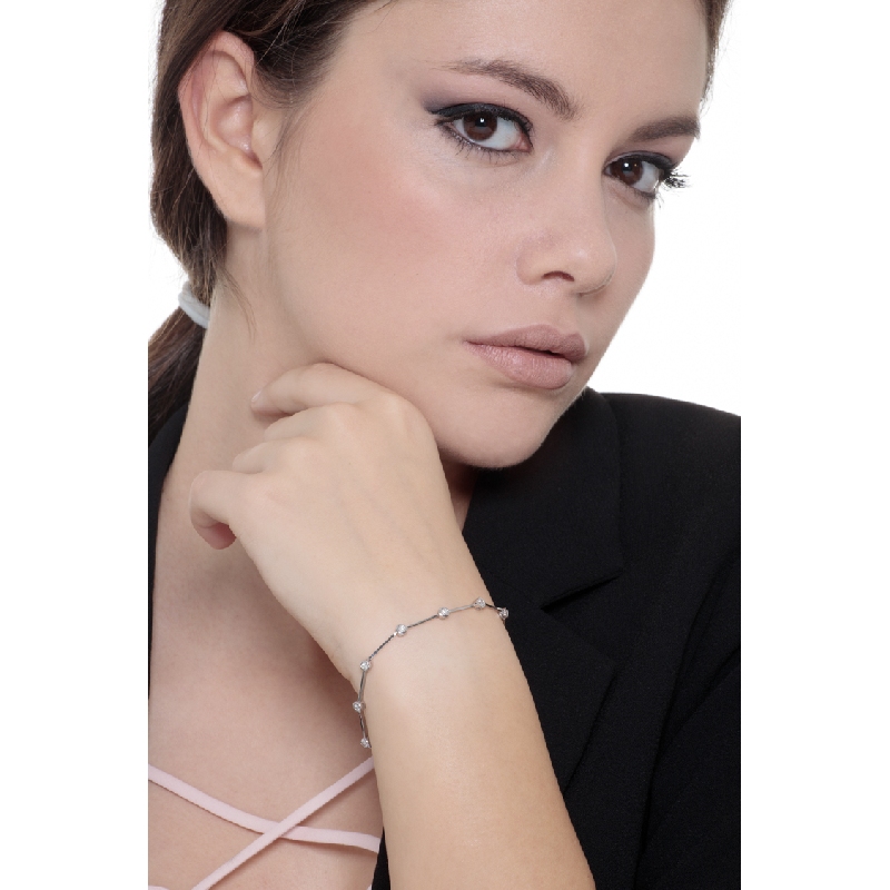 Classical segment bracelet with round cut diamonds