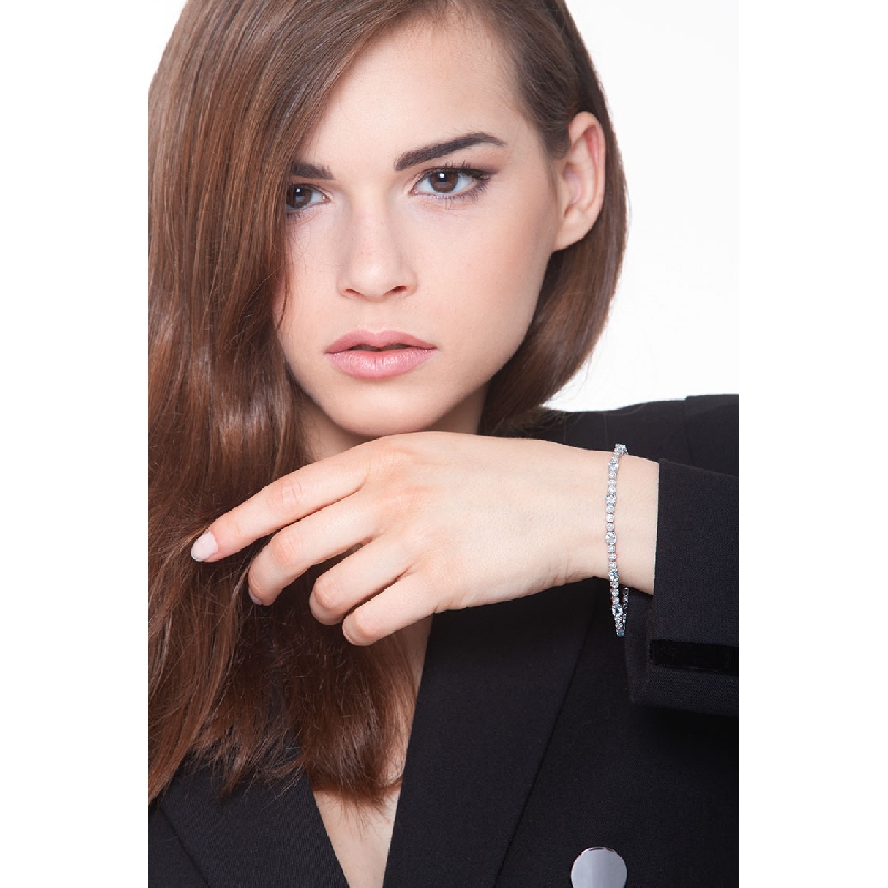 18k white gold segment bracelet with aquamarines and diamonds