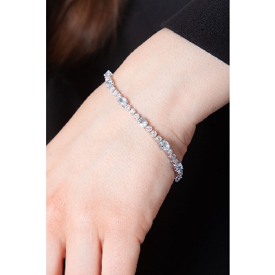 18k white gold segment bracelet with aquamarines and diamonds