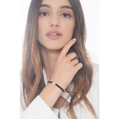 Bracciale con cordino in tessuto nero e cuore in oro bianco 18k e diamanti