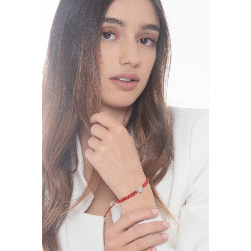 Bracciale con cordino in tessuto rosso e cuore in oro bianco 18k e diamanti