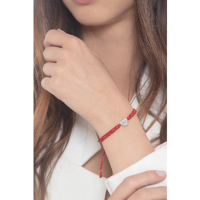 Bracciale con cordino in tessuto rosso e cuore in oro bianco 18k e diamanti