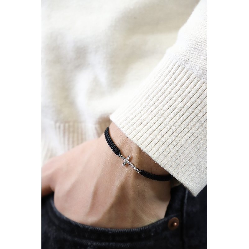 BRACCIALE uomo CON CROCE IN BRILLANTI, TESSUTO NERO.