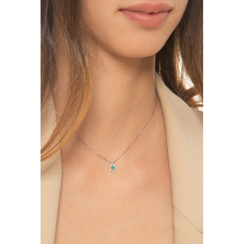 Necklace in white gold 18k with central emerald and diamonds 