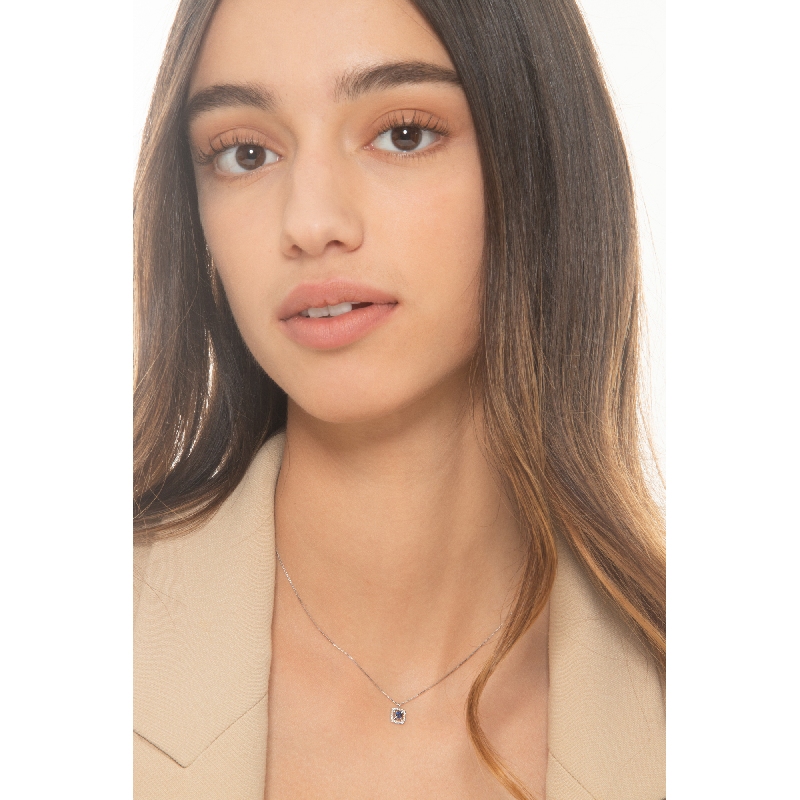 18k white gold necklace with central blue sapphire and diamonds